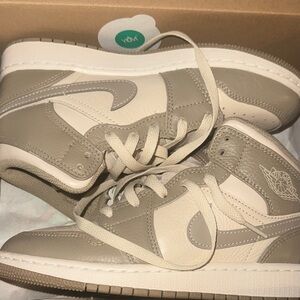 Jordan Kids Sneakers in Beige and Cream